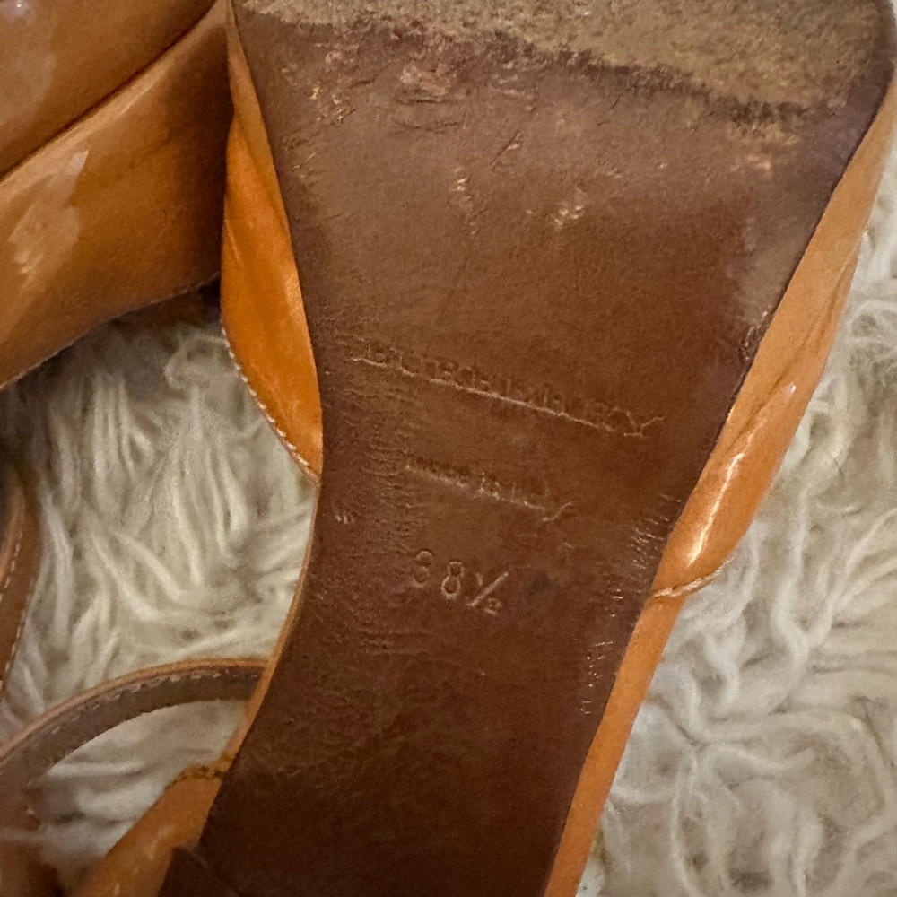 Burberry Retro Heels - Picture 5 of 7